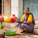 ältere Frau bei der Handwäsche, Aihole, Karnataka, Indien, Asien | elderly woman hand washing her laundry, Aihole, Karnataka, India, Asia