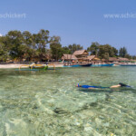 Schnorchler vor dem Strand auf der kleinen Insel Gili Air, Lombok, Indonesien, Asien | snorkeling near the beach on the small island Gili Air, Lombok, Indonesia, Asia