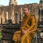 buddhistischer Mönch in der Tempelanlage Bayon, Angkor Thom, Kambodscha, Asien | buddhist monk at the temple Bayon, Angkor Thom, Cambodia, Asia