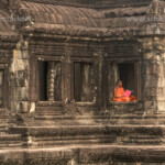 buddhistischer Mönch sitzt in einem Fenster, Tempelanlage Angkor Wat, Kambodscha, Asien | buddhist monk sitting in a window, Angkor Wat temple complex, Cambodia, Asia
