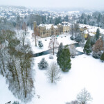 Schloss Herdringen im Schnee von oben gesehen, Herdringen, Arnsberg, Hochsauerlandkreis, Nordrhein-Westfalen | Herdringen castle in the snow seen from above, Herdringen, Arnsberg, Hochsauerland district, North Rhine-Westphalia, Germany
