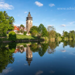 Fluss Werra und die St.-Crucis-Kirche im Stadtteil Allendorf, Bad Sooden-Allendorf, Rheinland-Pfalz, Deutschland | Werra river and St. Crucius Church in Allendorf, Bad Sooden-Allendorf, Hesse, Germany