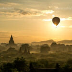Heissluftballon bei Sonnenaufgang über den Tempeln und Pagoden in der Ebene von Bagan, Myanmar, Asien | Hot air balloon at sunrise over the temples and pagodas of Bagan, Myanmar, Asia