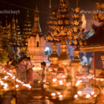 Abendstimmung mit Kerzen und Leuchten in der Shwezigon Pagode, Bagan, Myanmar, Asien