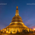 Schwemadaw Pagode in der Abenddämmerung, in Bago, Myanmar , Asien | Shwemawdaw Pagoda at dusk, in Bago, Myanmar, Asia
