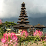 der bedeutende Shiva geweihte Wassertempel Pura Ulun Danu Bratan am Bratansee, Bedugul, Bali, Indonesien | the major Shivaite and water temple Pura Ulun Danu Bratan on the shores of Lake Bratan, Bedugul, Bali, Indonesia