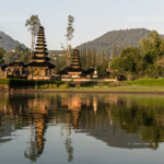 der bedeutende Shiva geweihte Wassertempel Pura Ulun Danu Bratan am Bratansee, Bedugul, Bali, Indonesien | the major Shivaite and water temple Pura Ulun Danu Bratan on the shores of Lake Bratan, Bedugul, Bali, Indonesia
