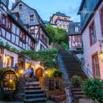 Die Klostertreppe in Beilstein in der Abenddämmerung, Rheinland-Pfalz, Deutschland | he monastery stairs Klostertreppe at dusk, Beilstein, Rhineland-Palatinate, Germany