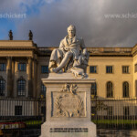 Das Denkmal Alexander von Humboldt vor der Humboldt-Universität, Berlin, Deutschland | The statue of Alexander von Humboldt at the Humboldt University of Berlin, Germany