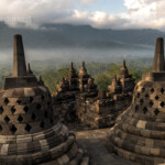 Stupas von Borobudur, einer der größten buddhistischen Tempelanlagen Südostasiens nordwestlich von Yogyakarta, Insel Java, Indonesien, Asien | stupas at the 9th-century Mahayana Buddhist Temple Borobudur near Yogyakarta, Central Java, Indonesia, Asia