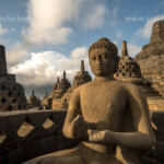 Buddhastatue und Stupas von Borobudur, einer der größten buddhistischen Tempelanlagen Südostasiens nordwestlich von Yogyakarta, Insel Java, Indonesien, Asien | Borobudur, Yogyakarta, Central Java, Indonesia, Asia