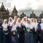 Muslimische Schulmädchen In Uniform mit Kopftuch zu Besuch in Borobudur, eine der größten buddhistischen Tempelanlagen Südostasiens nordwestlich von Yogyakarta, Insel Java, Indonesien, Asien | Borobudur, Yogyakarta, Central Java, Indonesia, Asia