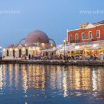 Restaurants und die Hasan-Pascha-Moschee am alten Venezianischen Hafen in der Abenddämmerung, Chania, Kreta, Griechenland, Europa | Restaurants and the Küçük Hasan Pasha Mosque at the Old Venetian Harbour at dusk, Chania, Crete, Greece, Europe
