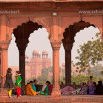 Säulengang im Innenhof der Freitagsmoschee Jama Masjid, im Hintergrund das Rote Fort, Delhi, Indien, Asien | Colonnade in the courtyard of the Friday Mosque Jama Masjid, the Red Fort at the back, Delhi, India, Asia