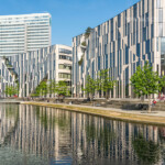 Moderne Architektur des Gebäudekomplex Kö-Bogen und Dreischeibenhaus, Landeshauptstadt Duesseldorf, Nordrhein-Westfalen, Deutschland, Europa | Dreischeibenhaus and Koe-Bogen modern Shopping and Office building complex, federal state capital Duesseldorf, North Rhine-Westphalia, Germany, Europe