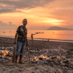 Fischerboote bei Sonnenuntergang am Strand von Ende, Insel Flores Indonesien, Asien | fishing boats during sunset at the beach in Ende, Flores, Indonesia, Asia