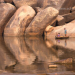 Coracle Boot zwischen Granitfelsen am Fluss Tungabhadra bei Hampi, Karnataka, Indien, Asien | coracle boat and granite boulders at the Tungabhadra river near Hampi, Karnataka, India, Asia