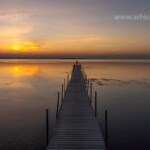 Sonnenuntergang an einem Steg im Limfjord bei Hvalpsund, Dänemark, Europa | sunset at a jetty in the Limfjord near Hvalpsund, Denmark, Europe