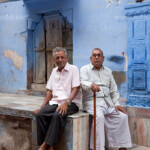 ältere Männer vor typischer blauer Fassade in Jodhpur, Rajasthan, Indien, Asien | elderly man and typical blue facade in Jodhpur, Rajasthan, India, Asia