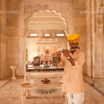 Inder mit Flöte im Innenraum des Jaswant Thada Mausoleum in Jodhpur, Rajasthan, Indien, Asien | Indian man with flute inside the Jaswant Thada mausoleum in Jodhpur, Rajasthan, India, Asia