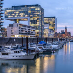 Rheinauhafen und Kranhäuser in der Abenddämmerung, Köln, Nordrhein-Westfalen, Deutschland | Rheinauhafen and the three Kranhaus buildings at dusk, Cologne, North Rhine-Westphalia, Germany.