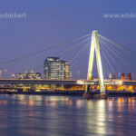 Severinsbrücke über den Rhein und der Stadteil Deutz in der Abenddämmerung, Köln, Nordrhein-Westfalen, Deutschland | Severins Bridge over the Rhine River and Deutz district at dusk, Cologne, North Rhine-Westphalia, Germany.