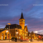 Das historische Hafenamt in der Abenddämmerung, Köln, Nordrhein-Westfalen, Deutschland | Historic Hafenamt port authority building at dusk, Cologne, North Rhine-Westphalia, Germany.