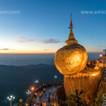 Goldener Felsen Kyaiktiyo in der Abenddämmerung, Kyaikto, Myanmar, Asien | Golden Rock Kyaiktiyo at dusk, Kyaikto, Myanmar, Asia