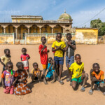 Gruppe afrikanischer Kinder vor der Moschee in Missirah, Sine Saloum Delta, Senegal, Westafrika | a group of african children posing in front of the mosque in Missirah, Sine Saloum Delta, Senegal, West Africa,