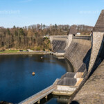 Sperrmauer der Möhnetalsperre in Möhnesee, Sauerland, Nordrhein-Westfalen, Deutschland | The dam of the Moehne reservoir, Moehnesee, Sauerland, North Rhine-Westphalia, Germany