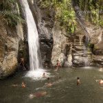 spielende Kinder am Wasserfall in Moni, Insel Flores, Indonesien, Asien | children playing in the waterfall in Moni, Flores, Indonesia, Asia