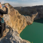Wanderin am farbigen Kratersee des Vulkan Kelimutu, Moni, Insel Flores, Indonesien, Asien | Hiker at the coloured Kelimutu volcano Crater Lakes in Moni, Flores, Indonesia, Asia