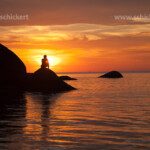 Tourist beobachtet den Sonnenuntergang am Strand von Palolem, Goa, Indien, Asien | tourist watching the sunset at Palolem Beach, Goa, India, Asia