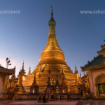 Goldener Stupa der buddhistischen Shwemokhtaw Pagode in der Abenddämmerung, Pathein, Myanmar, Asien | golden stupa of the buddhist Shwemokhtaw Pagoda at dusk, Pathein, Myanmar, Asia