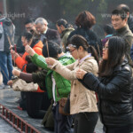 Gläubige mit Räucherstäbchen beim Gebet im Lamatempel oder Yonghe-Tempel, Peking / Beijing, Volksrepublik China, Asien | worshippers with incense praying at Yonghe or Lama Temple in Beijing, People's Republic of China, Asia