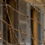 Stacheldraht vor den Zellen im Tuol Sleng Genozid Museum, Phnom Penh, Kambodscha, Asien | barbwire and cell of Tuol Sleng Genocide Museum, Phnom Penh, Cambodia, Asia