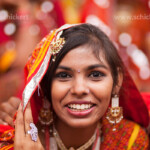 Portrait einer jungen Frau in der typischen farbenfrohen Tracht der Rajasthanis beim Kamel- und Viehmarkt Pushkar Mela in Pushkar, Rajasthan, Indien, Asien | portrait of a young woman in their typical colourful traditional dress at the camel and livestock fair Pushkar Fair or Pushkar Mela, Pushkar, Rajasthan, India, Asia