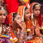 Junge Frauen in der typischen farbenfrohen Tracht der Rajasthanis beim Kamel- und Viehmarkt Pushkar Mela in Pushkar, Rajasthan, Indien, Asien | Young woman in their typical colourful traditional dress at the camel and livestock fair Pushkar Fair or Pushkar Mela, Pushkar, Rajasthan, India, Asia