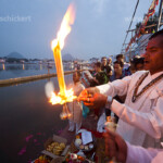 Brahmane bei einer religiösen Zeremonie Aarti und Deepdan mit Ölleuchte am heiligen Pushkar See während der Pushkar Mela in Pushkar, Rajasthan, Indien, Asien | Brahmin priest with oil lamp during a religious ceremony Aarti and Deepdan at the holy Pushkar Lake, Pushkar Fair or Pushkar Mela, Pushkar, Rajasthan, India, Asia