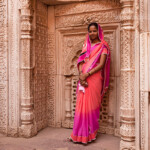 Junge Inderin posiert im Qutb Minar Komplex, UNESCO Welterbe in Delhi, Indien, Asien | young indian woman posing at the Qutb complex, UNESCO World Heritage Site in Delhi, India, Asia