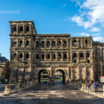 Das römische Stadttor Porta Nigra, Teil des UNESCO-Welterbes in Trier, Rheinland-Pfalz, Deutschland | The Roman city gate Porta Nigra, UNESCO World Heritage Site in Trier, Rhineland-Palatinate, Germany