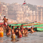 Gäubige Hindus beim morgentlichen Bad im Ganges, Varanasi, Uttar Pradesh, Indien, Asien | hindu worshippers bathing in the Ganga river, Varanasi, Uttar Pradesh, India, Asia