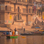 Ghats, Boote und der Fluss Ganges in Varanasi, Uttar Pradesh, Indien, Asien | Ghats, boats and Ganga river in Varanasi, Uttar Pradesh, India, Asia
