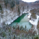 Verschneiter Wald und der Bodensee bei Winterberg aus der Luft gesehen, Sauerland, Nordrhein-Westfalen, Deutschland | Snowy forest and lake Bodensee near Winterberg seen from above, Sauerland, North Rhine-Westphalia, Germany