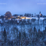Die verschneite Stadtansicht von Winterberg in der Abenddämmerung, Sauerland, Nordrhein-Westfalen, Deutschland | Snowy cityscape of Winterberg at dusk, Sauerland, North Rhine-Westphalia, Germany