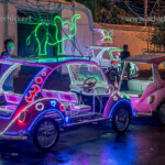 bunt beleuchtete Fahrzeuge mit Fahrradantrieb auf dem Platz Alun-Alun, Yogyakarta, Java, Indonesien, Asien | colorful lit bicycle cars on Alun-Alun square, Yogyakarta, Java, Indonesia, Asia