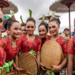 traditionell gekleidete Tänzerinnen vori einem Fest in Yogyakarta, Java, Indonesien, Asien | traditional dressed dancer during a festival in Yogyakarta, Java, Indonesia, Asia