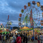Kirmes mit Riesenrad in Yogyakarta in der Abenddämmerung, Java, Indonesien, Asien | funfair with ferries wheel in Yogyakarta at the evening, Java, Indonesia, Asia