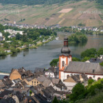 Blick auf die Mosel und den Ort Zell, Rheinland-Pfalz, Deutschland | View to the Moselle river and the town Zell, Rhineland-Palatinate, Germany