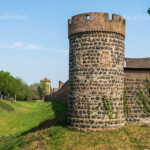 Stadtmauer und Krötschenturm in der Stadt Zons, Dormagen, Niederrhein, Nordrhein-Westfalen, Deutschland, Europa | City wall and Krötschenturm Krötschen Tower, Zons, Dormagen, North Rhine-Westphalia, Germany, Europe